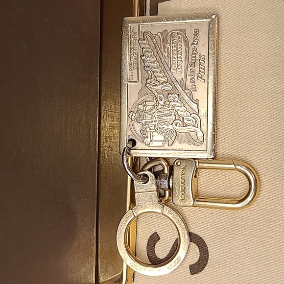 Louis Vuitton 2004 Articles de Voyage gold medallion key holder Collectors Piece - Picture 8 of 10
